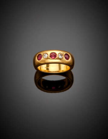 Round diamond and ruby yellow gold ring - photo 1