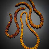 Lot comprising three graduated bead and half bead amber necklaces - photo 1