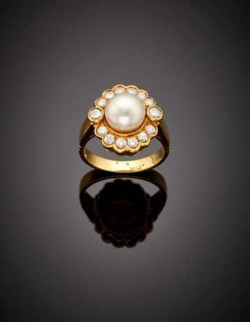 Cultured mm 8.25 circa button pearl and diamond yellow gold cluster ring - Foto 1