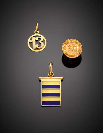 Yellow gold lot comprising a number "13" charm - photo 1