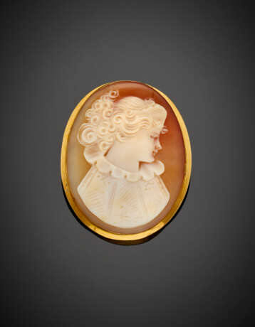Yellow gold and shell cameo brooch/pendant - photo 1