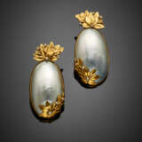 Yellow gold mother-of-pearl and diamond ear pendants - фото 1