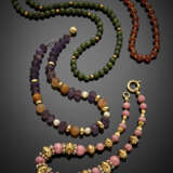 Lot comprising four partly carved hardstone and pearl necklaces with yellow gold clasps and spacers - photo 1
