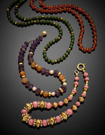 Lot comprising four partly carved hardstone and pearl necklaces with yellow gold clasps and spacers - photo 1
