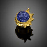 Carved lapis yellow textured gold ring - фото 1