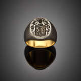 Yellow gold metal gent's signet ring - фото 1