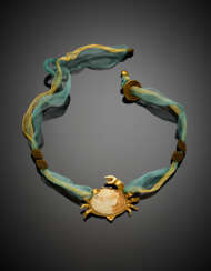 Yellow gold and shell crab central with cloth necklace of cm 51 circa