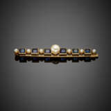 Carré sapphire and pearl 9K gold bar brooch - Foto 1