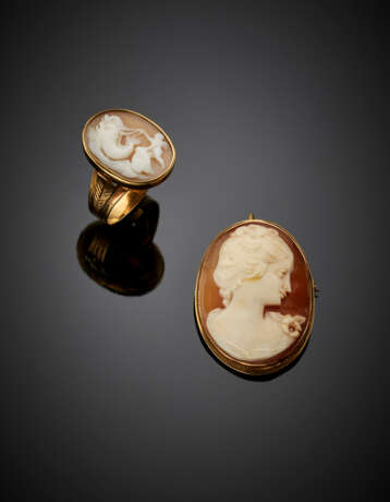 Yellow gold and shell cameo lot comprising a ring size 15/55 with Cupid and a cm 3.90 pendant brooch with a female profile - Foto 1