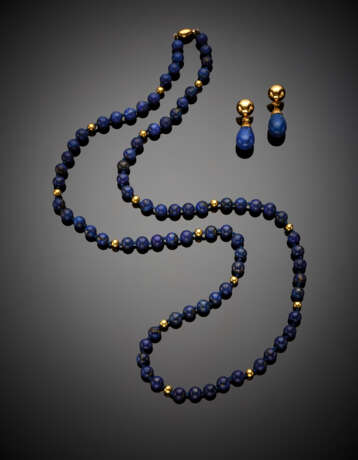 Lapis lazuli and yellow gold jewelry set comprising a cm 85 circa necklace with mm 7.90/8.20 circa beads and pendant earrings of cm 3.90 circa - фото 1