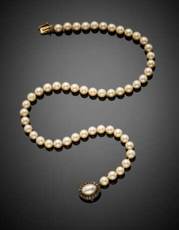Cultured mm 7.50/7.80 circa pearl necklace with silver and gold mother-of-pearl and rose cut diamond clasp - photo 1