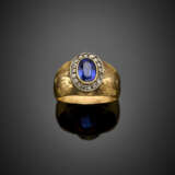 Oval synthetic corundum and rose cut diamond silver and partly chiseled gold ring - Foto 1