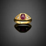 Oval cabochon ruby and triangular diamond shoulder yellow gold ring - Foto 1