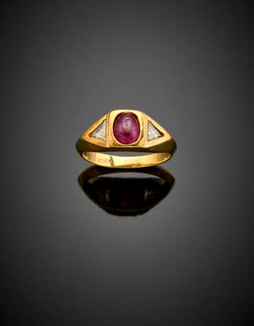 Oval cabochon ruby and triangular diamond shoulder yellow gold ring - photo 1