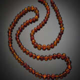 Lot comprising two graduated amber bead necklaces - photo 1