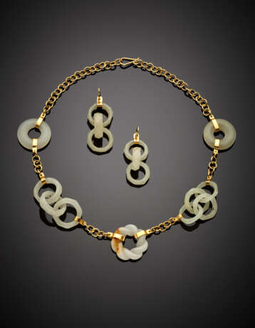Yellow gold and carved jadeite jewellery set comprising cm 42 circa necklace and cm 5.50 circa pendant earrings - фото 1