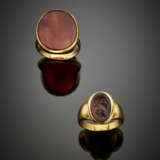 Lot of two yellow gold rings one with a carnelian intaglio and the other with an agate - фото 1