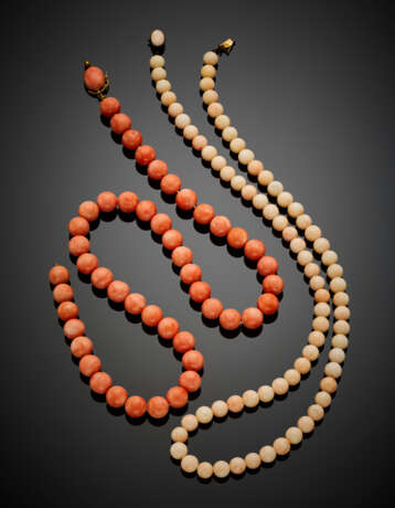 Lot of two long pink and white variegated coral bead necklaces with yellow gold clasps - фото 1