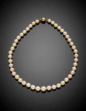 Cultured pearl graduated necklace with yellow gold clasp - photo 1