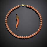 Lot comprising a cm 44 circa pink/orange coral bead necklace with yellow 9K gold clasp - photo 1