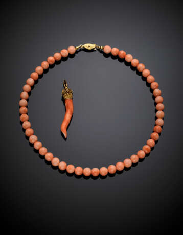 Lot comprising a cm 44 circa pink/orange coral bead necklace with yellow 9K gold clasp - photo 1