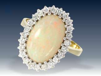 Ring: hochwertiger Goldschmiedering mit großem Opal und reichhaltigem Brillantbesatz