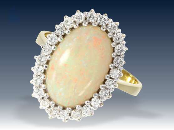 Ring: hochwertiger Goldschmiedering mit großem Opal und reichhaltigem Brillantbesatz - фото 1