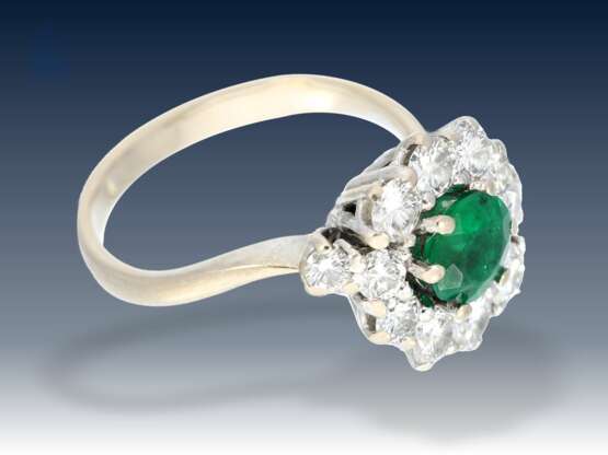Ring: klassischer vintage Smaragd/Brillant-Blütenring, 1,12ct Brillanten - photo 2