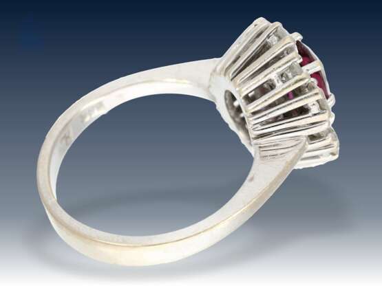 Ring: sehr schöner, weißgoldener vintage Rubin/Brillant-Blütenring,1,05ct feine Brillanten, Neupreis lt. Rechnung 5.400,-DM - photo 2