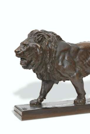 LION QUI MARCHE
(avec plinthe rectangulaire) - photo 3