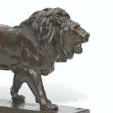 LION QUI MARCHE
(avec plinthe rectangulaire) - Foto 4