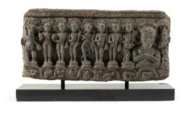 Reliefpaneel aus dunkelgrauem Phylit mit Darstellung der neun Planeten, Navagraha