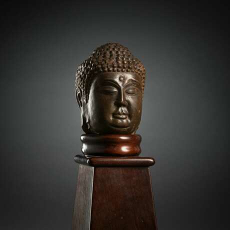 Kopf des Buddha Shakyamuni aus Kalkstein - Foto 1