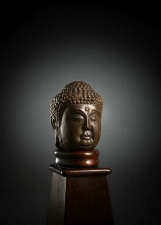 Kopf des Buddha Shakyamuni aus Kalkstein - photo 2