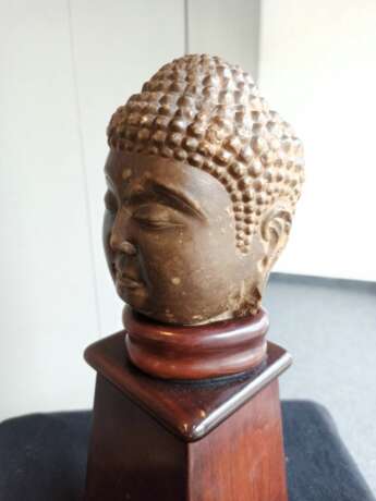 Kopf des Buddha Shakyamuni aus Kalkstein - Foto 6