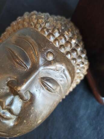 Kopf des Buddha Shakyamuni aus Kalkstein - photo 8