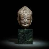Feiner Kopf des Buddha Shakyamuni aus braungrauem Stein - photo 1