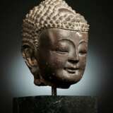 Feiner Kopf des Buddha Shakyamuni aus braungrauem Stein - photo 3