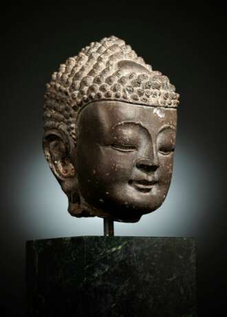 Feiner Kopf des Buddha Shakyamuni aus braungrauem Stein - Foto 3