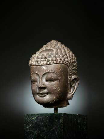 Feiner Kopf des Buddha Shakyamuni aus braungrauem Stein - photo 4