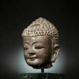 Feiner Kopf des Buddha Shakyamuni aus braungrauem Stein - photo 4