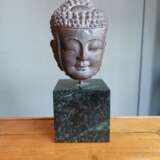 Feiner Kopf des Buddha Shakyamuni aus braungrauem Stein - photo 5