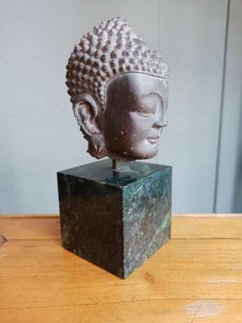 Feiner Kopf des Buddha Shakyamuni aus braungrauem Stein - Foto 6