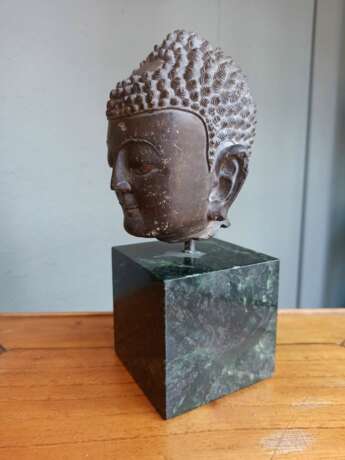 Feiner Kopf des Buddha Shakyamuni aus braungrauem Stein - photo 7