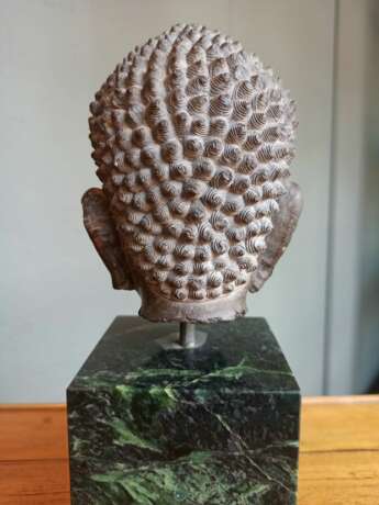 Feiner Kopf des Buddha Shakyamuni aus braungrauem Stein - Foto 8