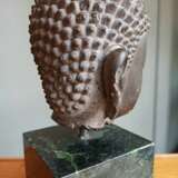 Feiner Kopf des Buddha Shakyamuni aus braungrauem Stein - photo 9