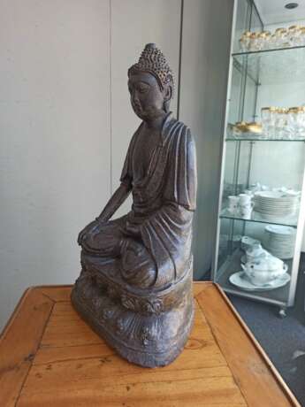 Bronze des Buddha Shakyamuni im Meditationssitz - photo 5