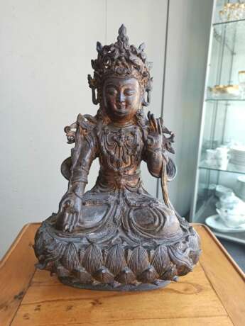 Feine Bronze des Guanyin auf einem Lotos sitzend dargestellt - фото 2