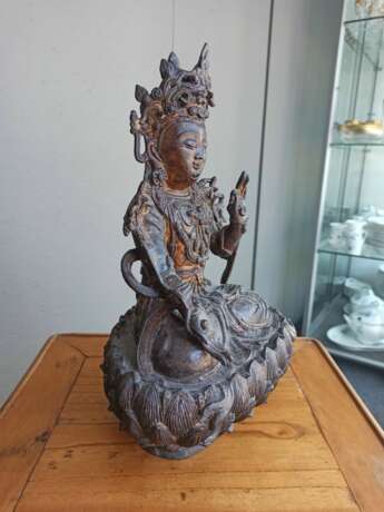 Feine Bronze des Guanyin auf einem Lotos sitzend dargestellt - Foto 3