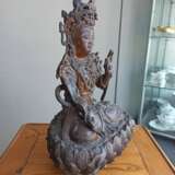Feine Bronze des Guanyin auf einem Lotos sitzend dargestellt - photo 3